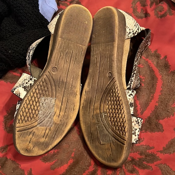 Ladies Pierre Dumas Snake skin sandals 10M like new - Picture 3 of 3